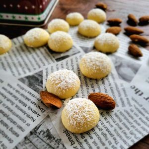 Zarte Butterwölkchen mit Mandeln auf einem Stück Papier